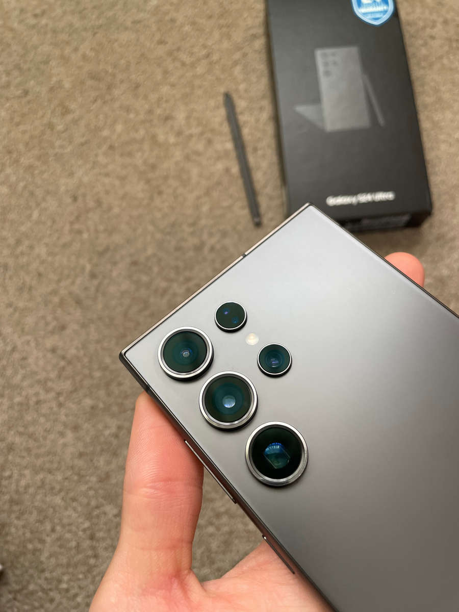 Samsung S24 Ultra 256gb 12gb ram Dual sim with box and cable cracked screen