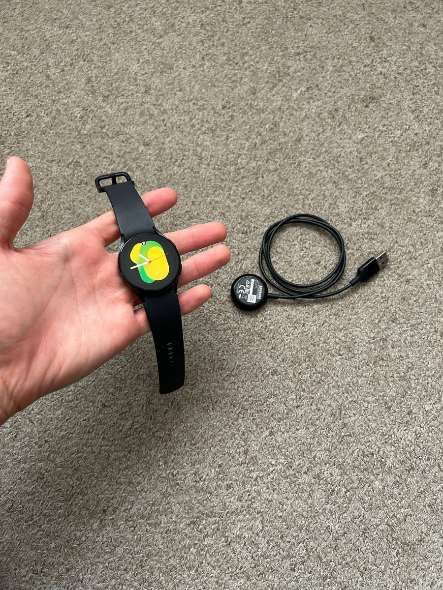 Samsung Galaxy Watch 5 40mm Good condition with charger