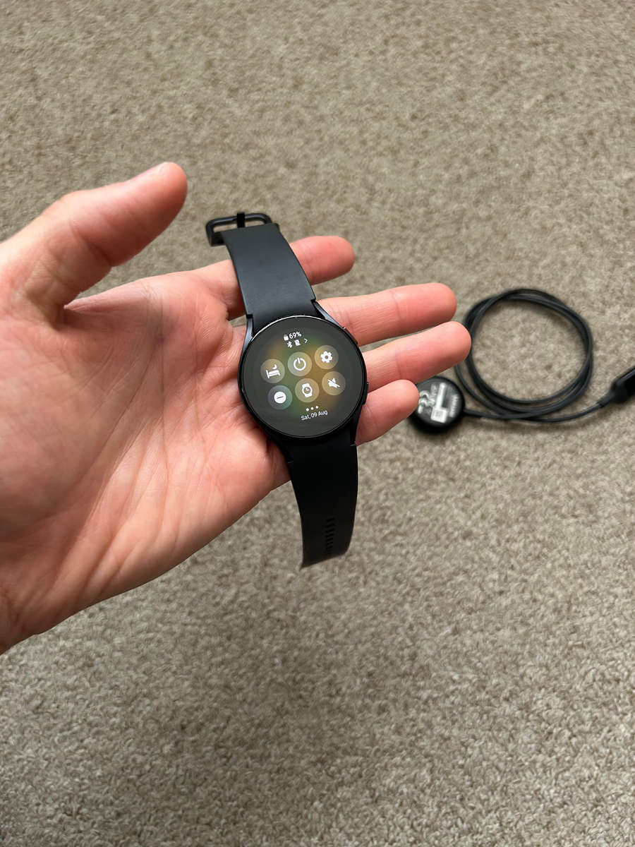 Samsung Galaxy Watch 5 40mm Good condition with charger