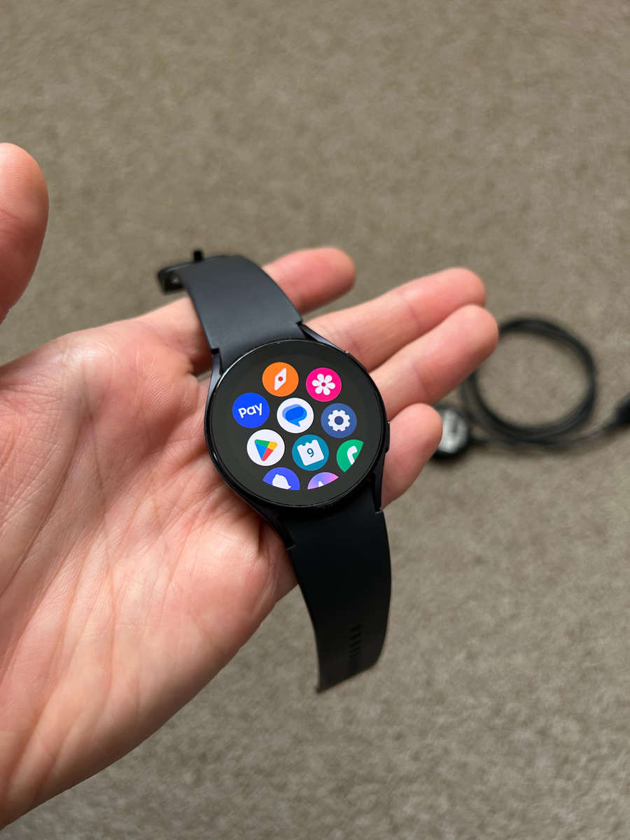 Samsung Galaxy Watch 5 40mm Good condition with charger