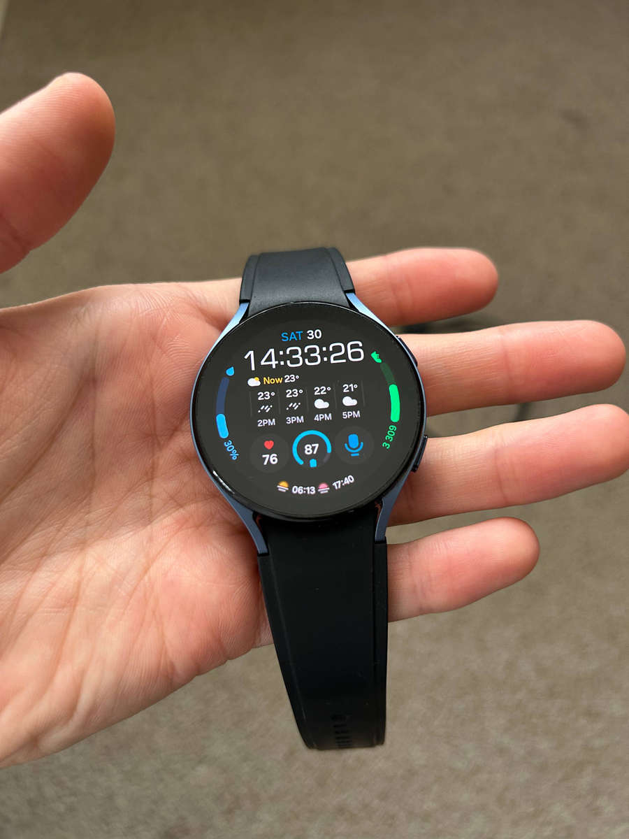 Samsung Galaxy Watch 5 44mm Good condition with charger