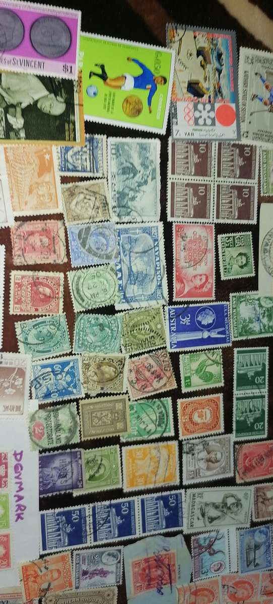 200 x various world stamps - Nice selection, some thematics and some old stamps noted