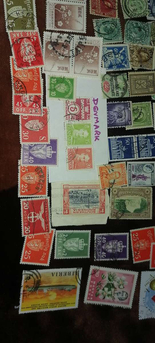 200 x various world stamps - Nice selection, some thematics and some old stamps noted