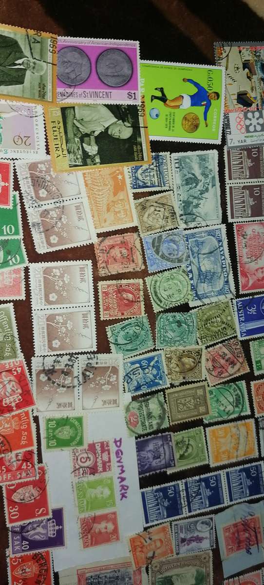 200 x various world stamps - Nice selection, some thematics and some old stamps noted