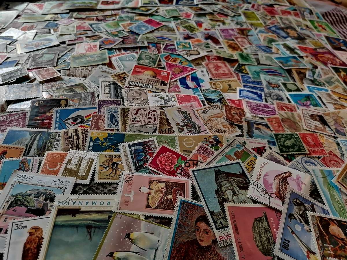 600 x World Stamps - Various Countries