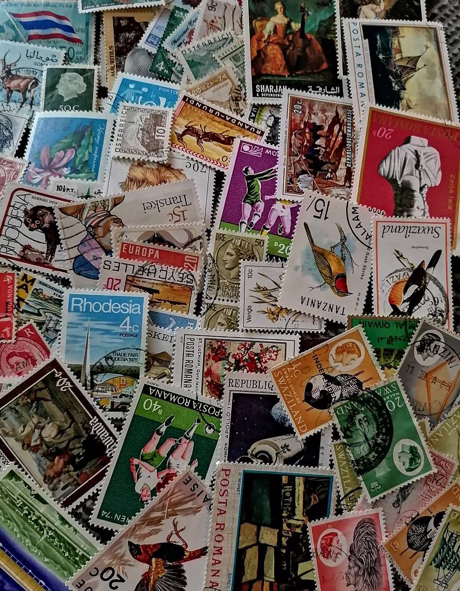 600 x World Stamps - Various Countries