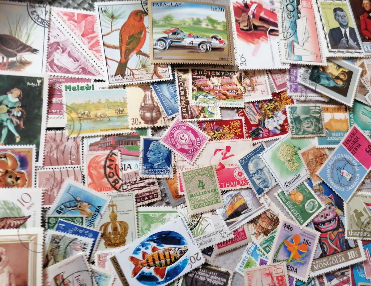 600 x World Stamps - Various Countries