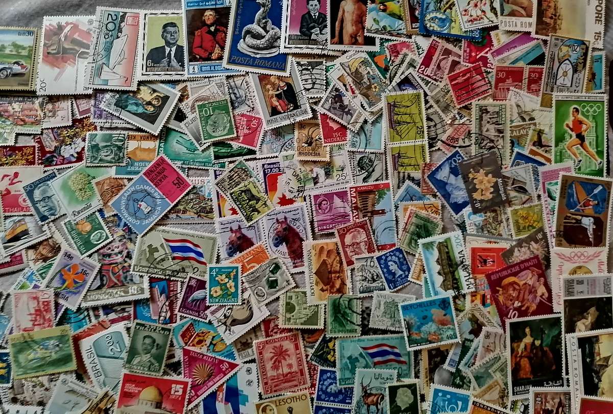 600 x World Stamps - Various Countries