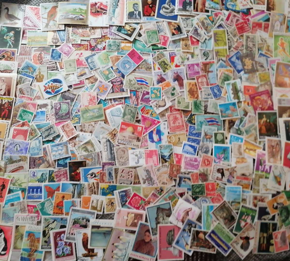 600 x World Stamps - Various Countries