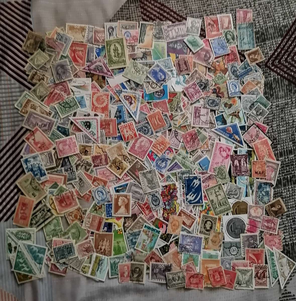 600 x mixed world Stamps