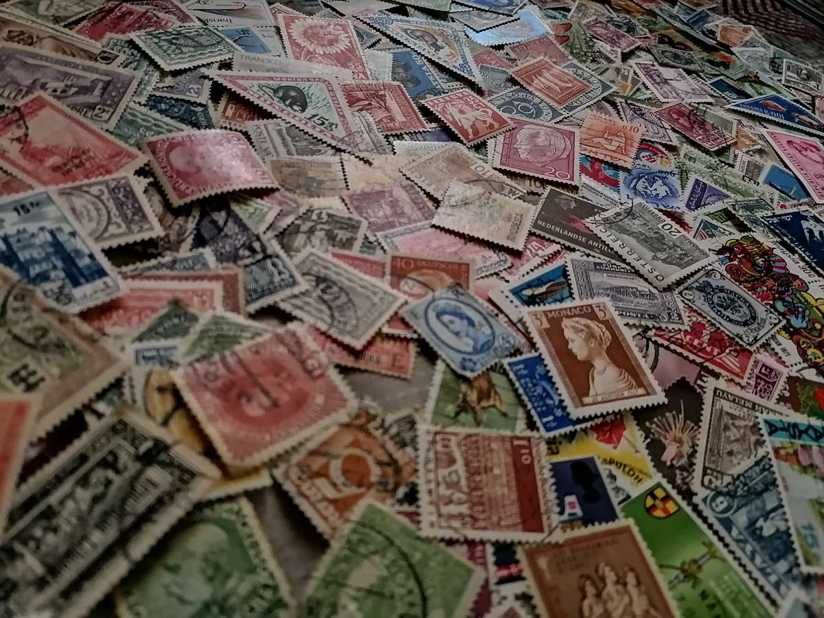 600 x mixed world Stamps