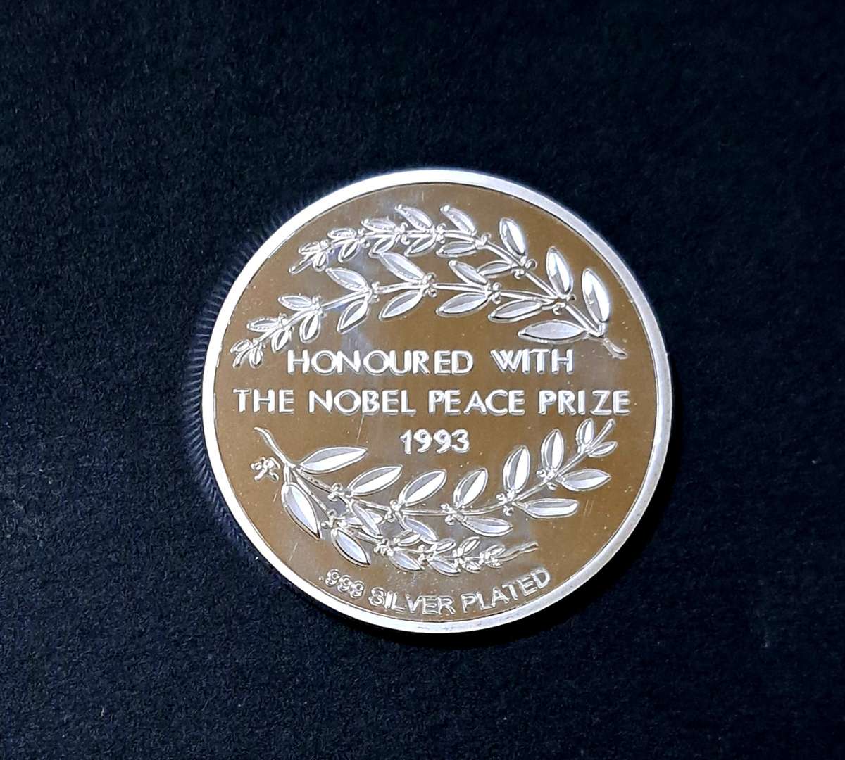 MANDELA * A LONG WORK TO FREEDOM *( NOBEL PEACE PRIZE 1993 ) CROWN SIZE .999 SILVER PLATED.