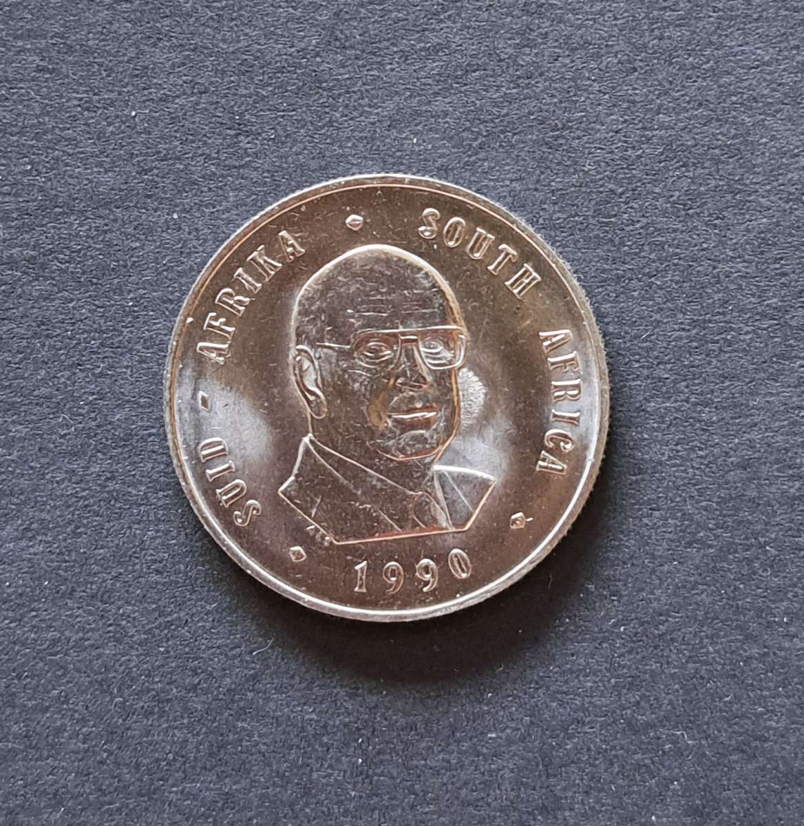 1 (ONE ) RAND - 1990 -**BOTHA**ERROR COIN** GHOSTING PORTRAIT VISIBLE ON REVERSE **DIE TRANSFER**.