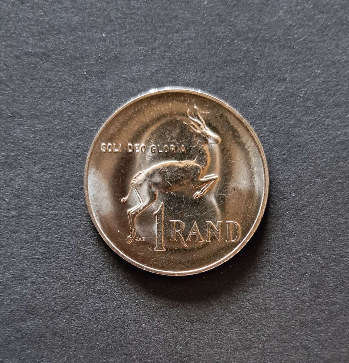 1 (ONE ) RAND - 1990 -**BOTHA**ERROR COIN** GHOSTING PORTRAIT VISIBLE ON REVERSE **DIE TRANSFER**.