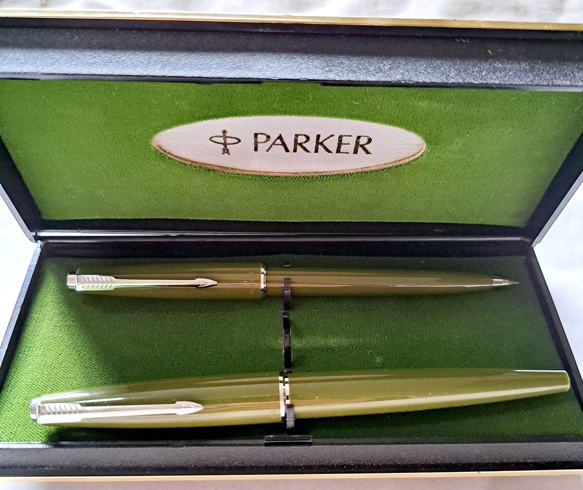 PARKER ROLLER BALLPOINT PEN & PENCIL SET IN ORIGINAL CASE.