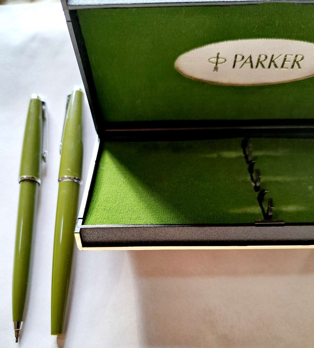PARKER ROLLER BALLPOINT PEN & PENCIL SET IN ORIGINAL CASE.