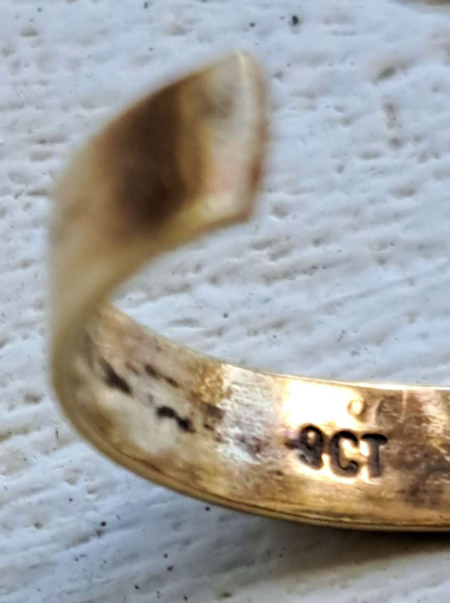 ** 9CT GOLD** 0.8 GRAMS **GOLD VALUE R465.14 ** ONLY ONE EARRING