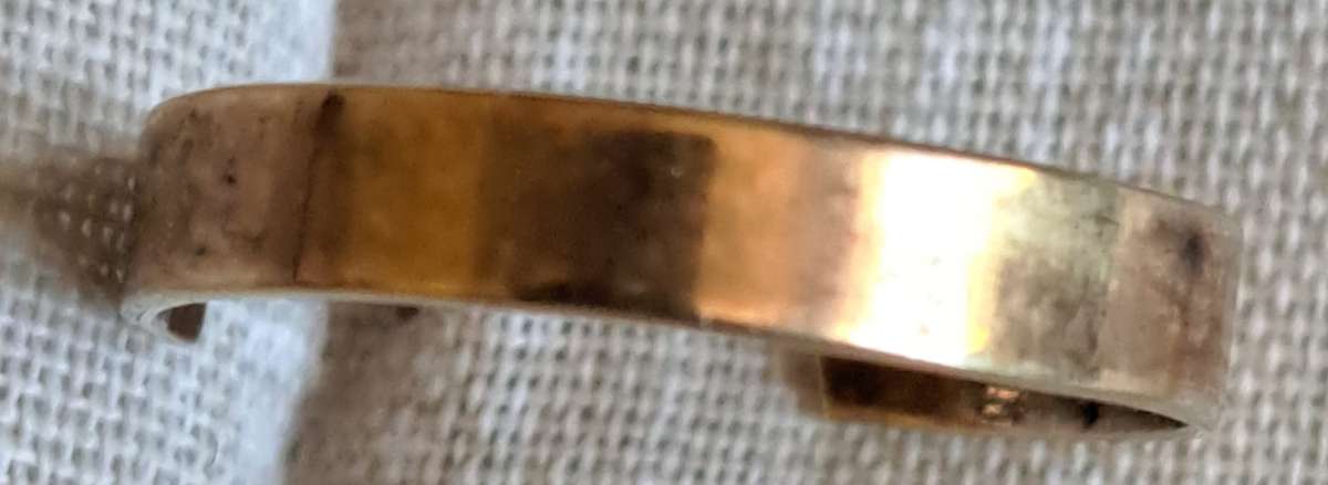 ** 9CT GOLD** 0.8 GRAMS **GOLD VALUE R465.14 ** ONLY ONE EARRING