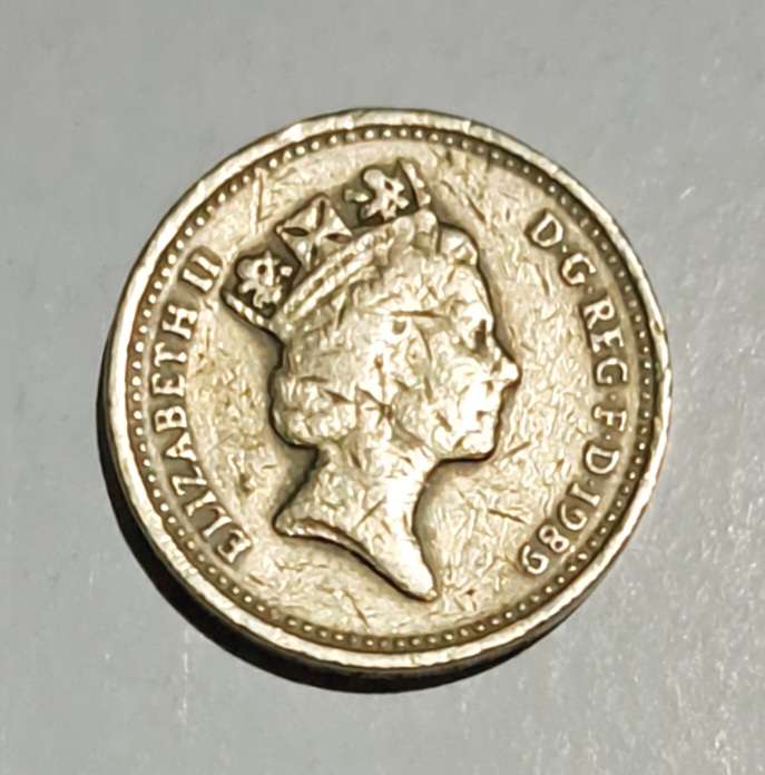 One Pound  Coin 1989 Queen Elizabeth .