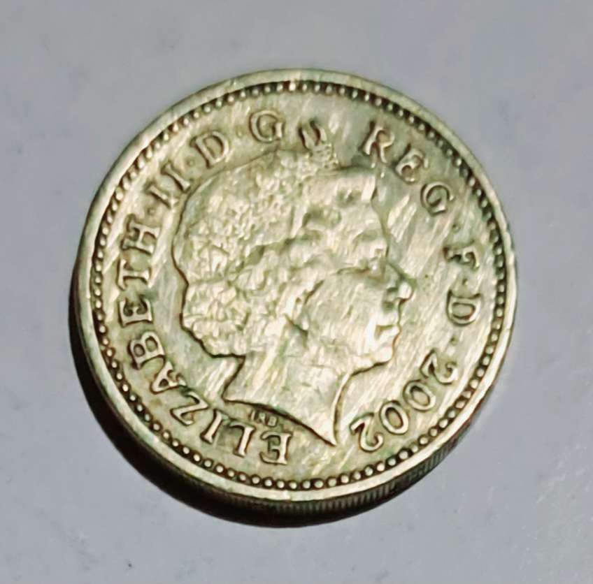 2 One Pound Coins 2002 Queen Elizabeth.