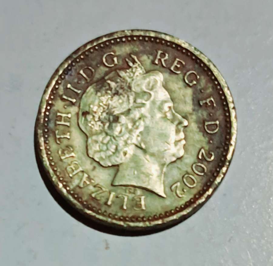2 One Pound Coins 2002 Queen Elizabeth.