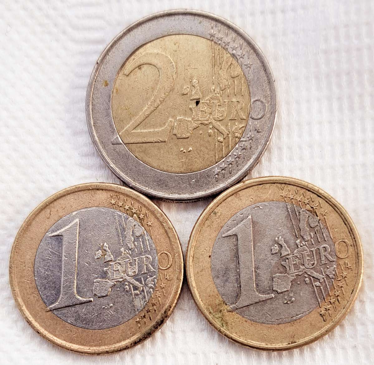 2 × 1 Euro coins + 2 Euro coin.