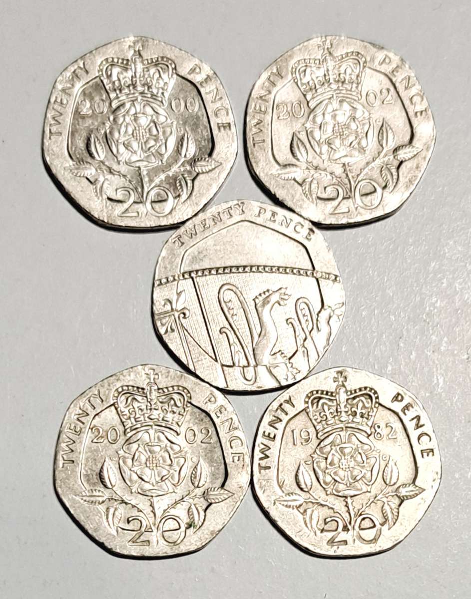 Britain 5 × Twenty Pence Coins  " 1982" 2000 ""2 × 2002" 2009 "