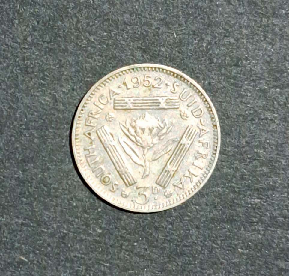 S.A.  1952 "3D" Threepence Silver coin. " 372 "