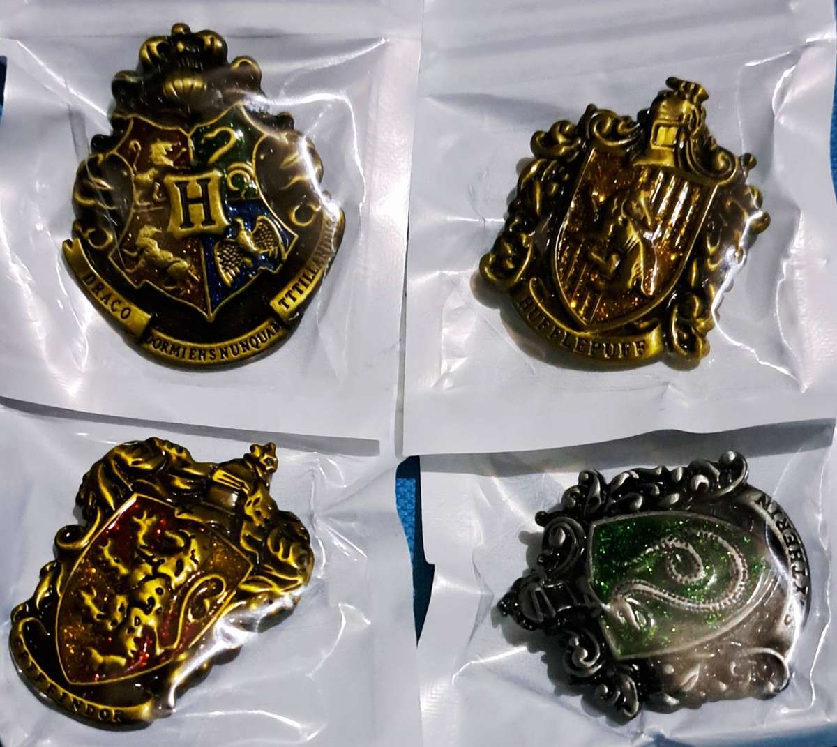 4pc Harry Potter Hogwarts House Crest " Pin Badges" The Set of 4pc" New