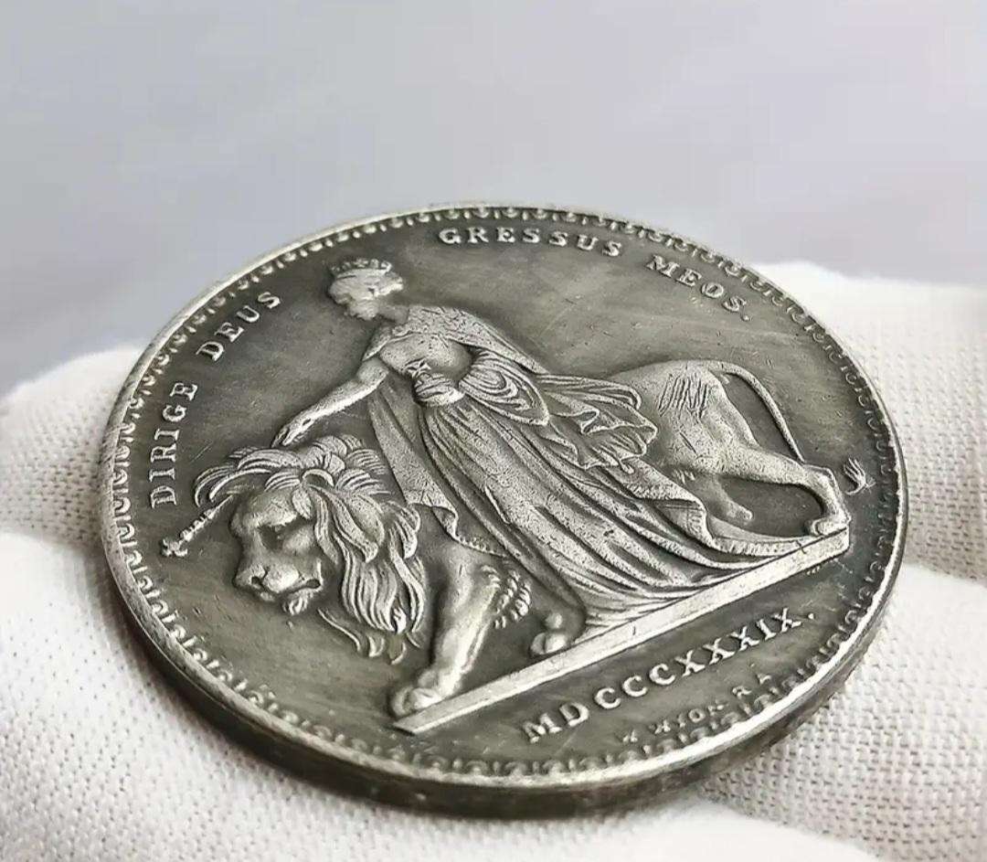 Vintage British Queen with Lion "Crown Design " Excellent "40mm New in Capsule "Commemorative Coin 1