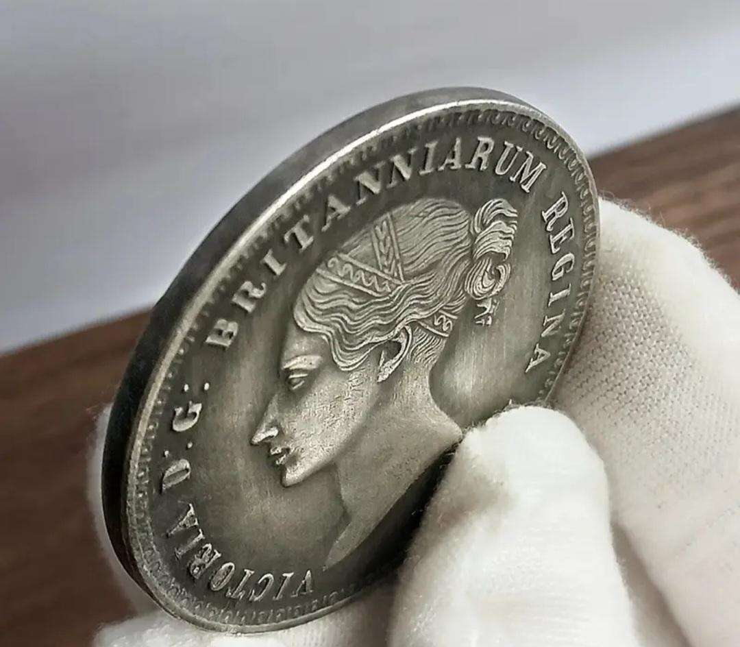 Vintage British Queen with Lion "Crown Design " Excellent "40mm New in Capsule "Commemorative Coin 1