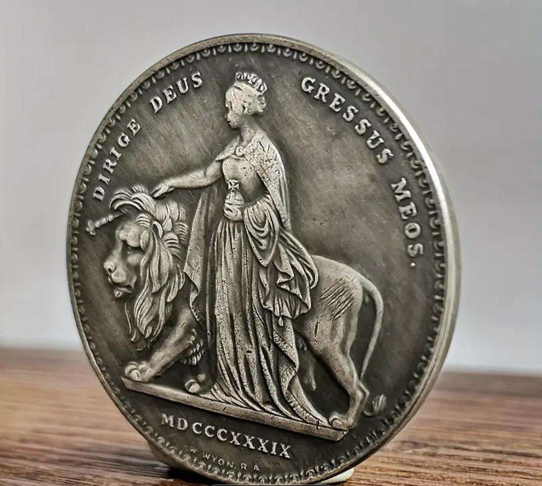 Vintage British Queen with Lion "Crown Design " Excellent "40mm New in Capsule "Commemorative Coin 1