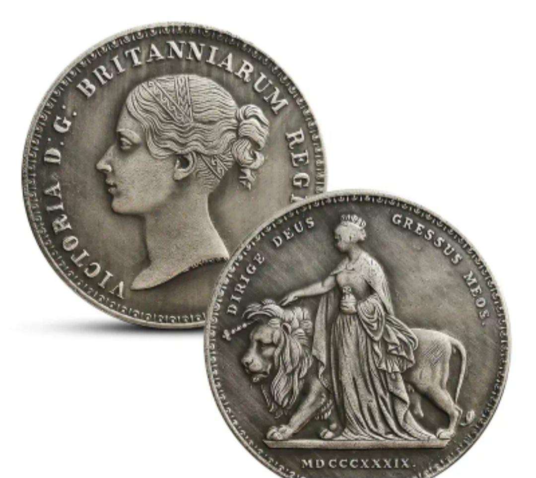 Vintage British Queen with Lion "Crown Design " Excellent "40mm New in Capsule "Commemorative Coin 1