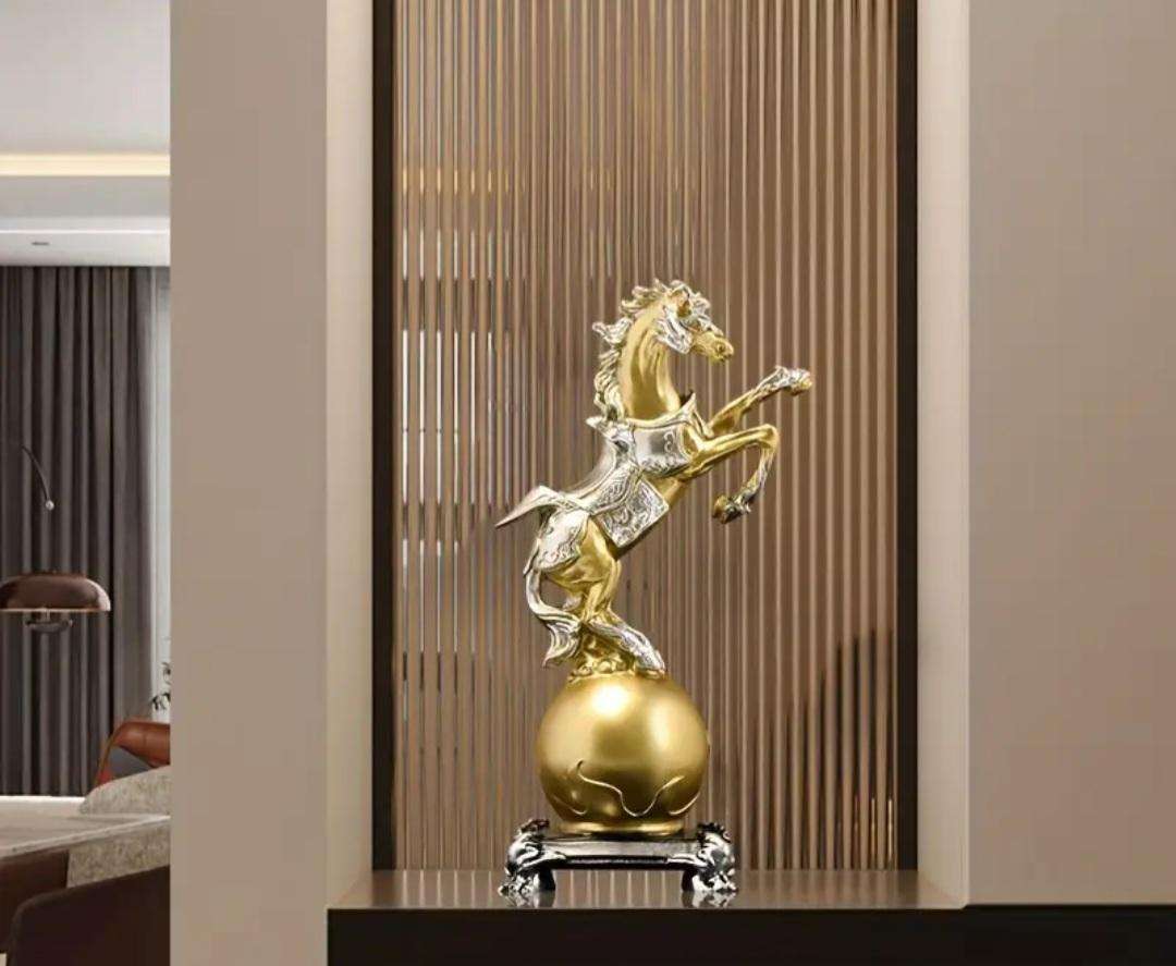 Elegant Golden & Silver Decorative Resin Horse Statue/Sculpture New in Box. Indoor Ornament.