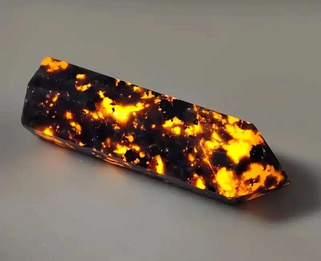 3pcs Yooperlite Towers Natural Volcanic Glass Crystals / Glows Only Under Blacklight  New.