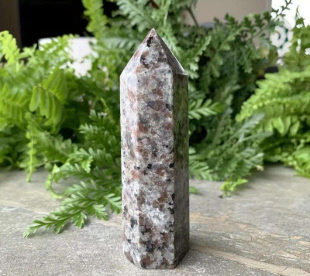 3pcs Yooperlite Towers Natural Volcanic Glass Crystals / Glows Only Under Blacklight  New.