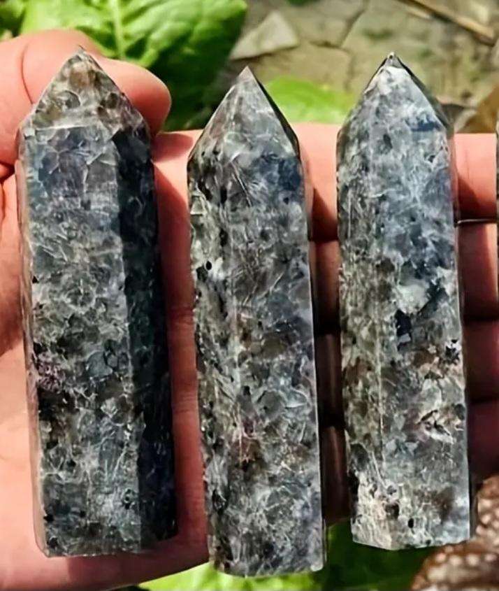 3pcs Yooperlite Towers Natural Volcanic Glass Crystals / Glows Only Under Blacklight  New.