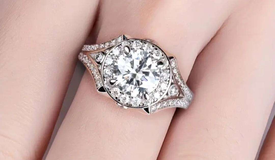 Sterling Silver Women's Ring Luxurious & Elegant Design,Inlaid with Full Brick Pattern.Size 8 in Box