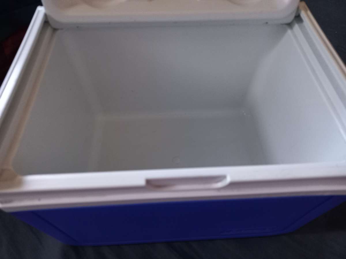 Coleman cooler box 4.7 liters