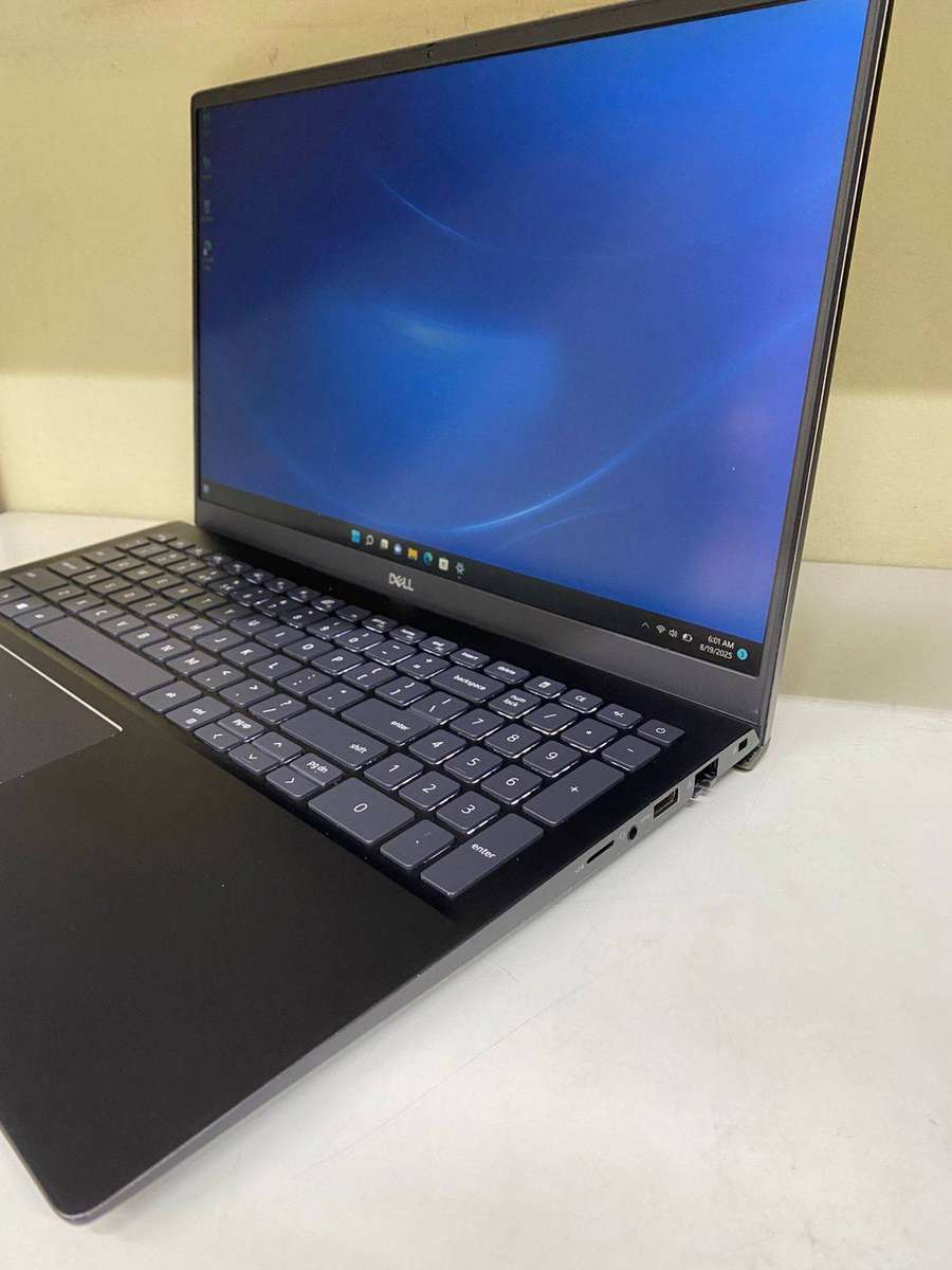 Dell Vostro 5502 Notebook PC  Core i5-1135G7 / 15.6 FHD / 8GB RAM / 256GB SSD | Win 11 Pro
