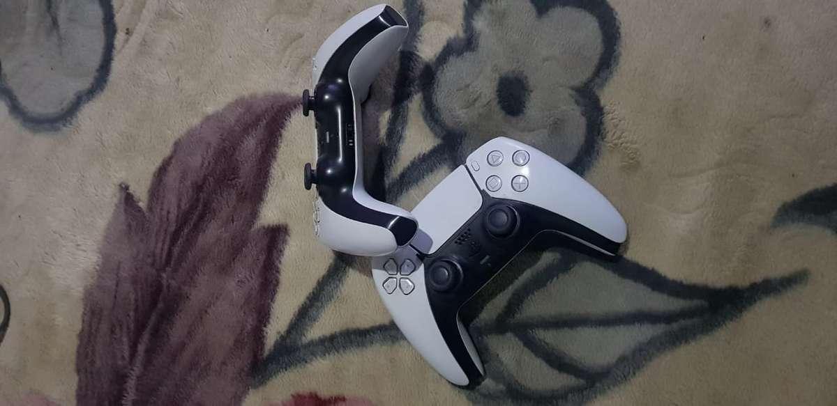 Remove Teenagers from the Street PlayStation PS5, 2 Controllers, 660GB, HDMI, Blu-Ray DVD, Cables