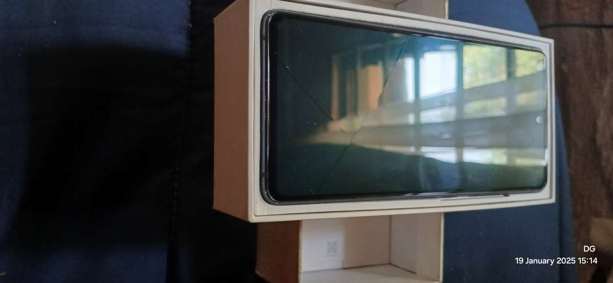 Samsung Galaxy S20Fe cracked