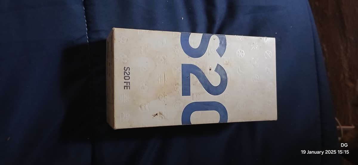 Samsung Galaxy S20Fe cracked