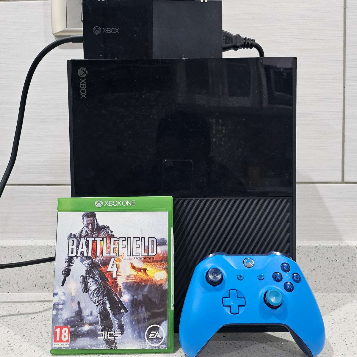 BUNDLE XBOX ONE CONSOLE/ ONE CONTROLLER/POWER BRICK /FREE GAME