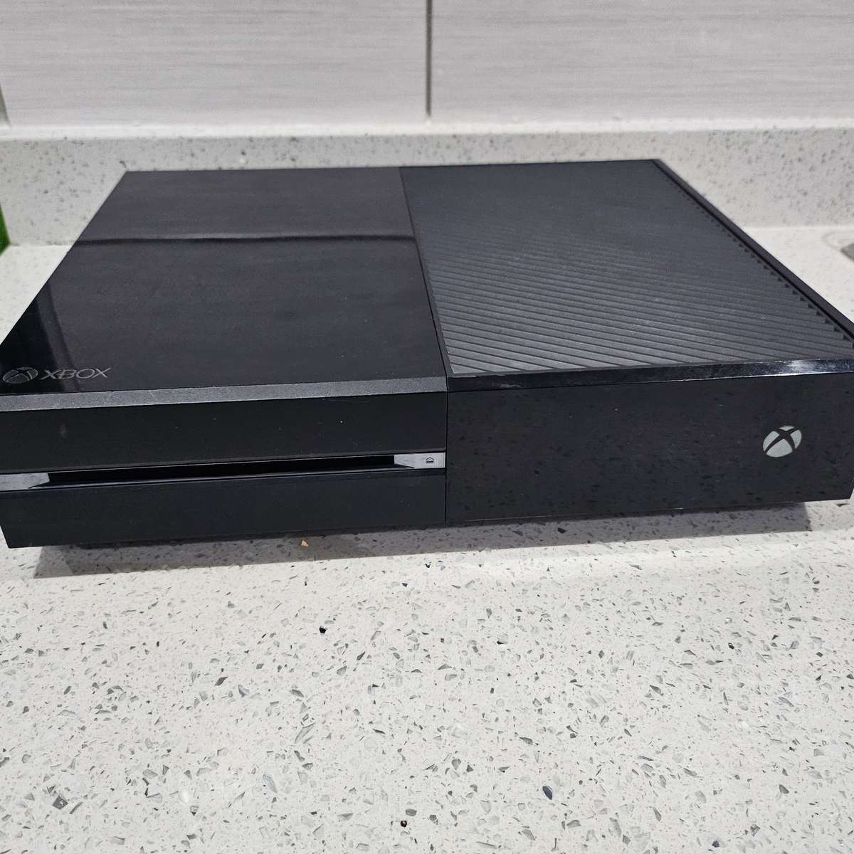 BUNDLE XBOX ONE CONSOLE/ ONE CONTROLLER/POWER BRICK /FREE GAME