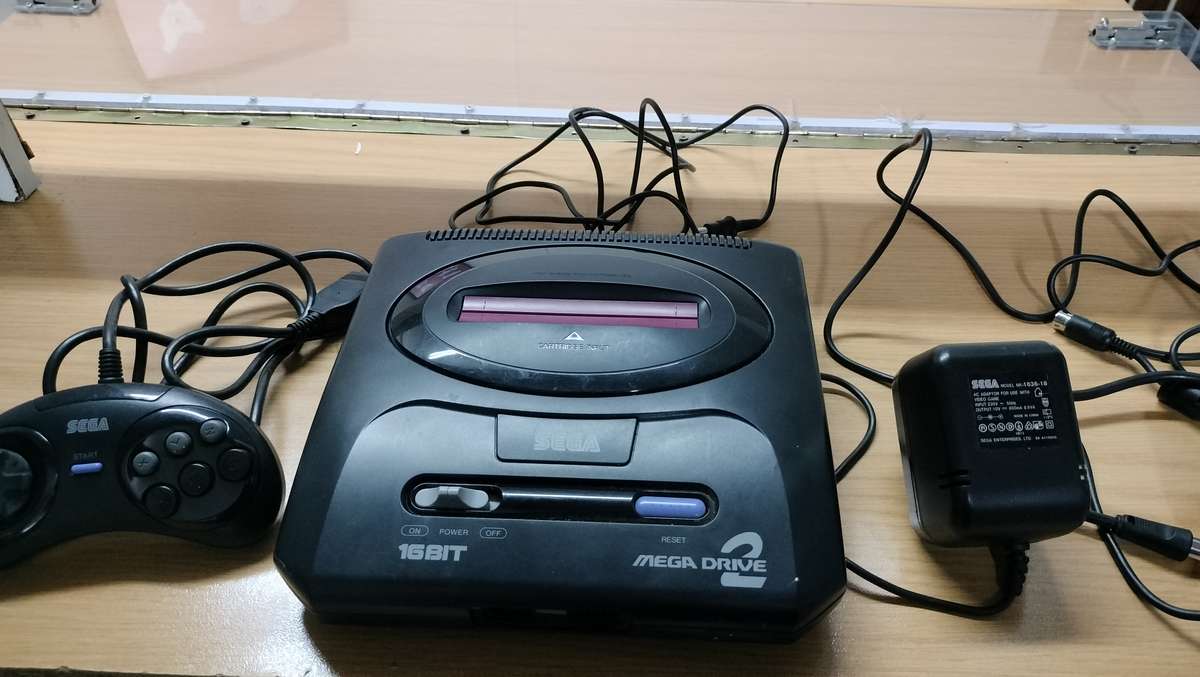 ORIGINAL SEGA GENESIS 16 BIT MEGA DRIVE 2. ORGINAL CONTROLLER AND CABLES