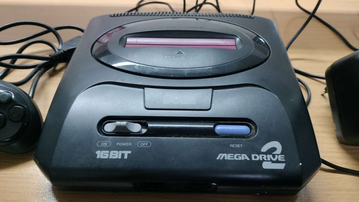 ORIGINAL SEGA GENESIS 16 BIT MEGA DRIVE 2. ORGINAL CONTROLLER AND CABLES