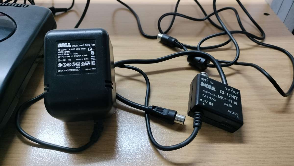 ORIGINAL SEGA GENESIS 16 BIT MEGA DRIVE 2. ORGINAL CONTROLLER AND CABLES