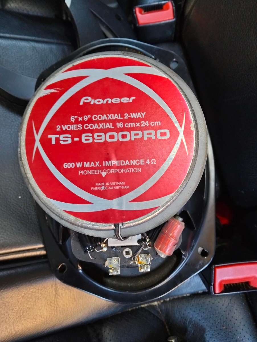 high end Pioneer TS-6900PRO 600W 2-Way 6x9 Speakers worth R3500