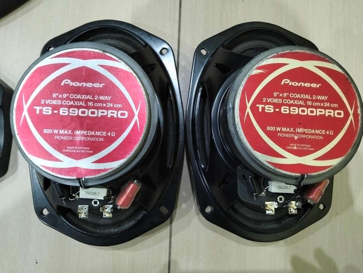 high end Pioneer TS-6900PRO 600W 2-Way 6x9 Speakers worth R3500